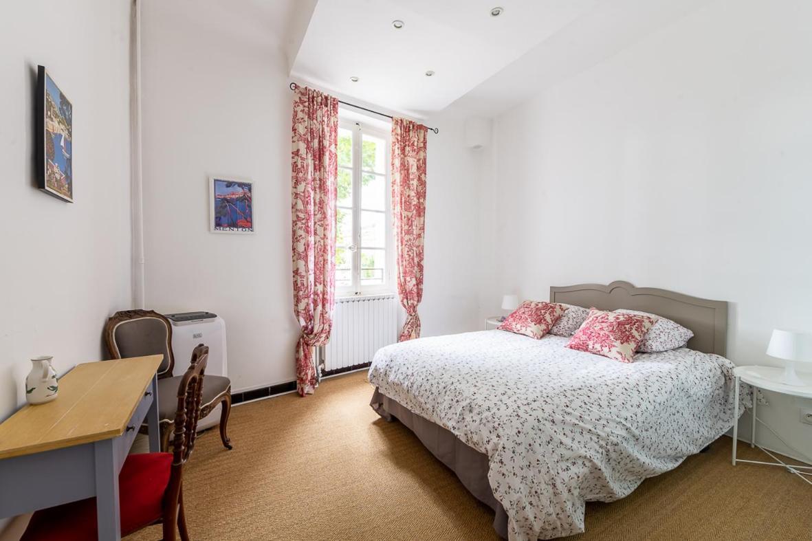 Maison De Maitre 230M² En Plein Coeur Du Village Camps-la-Source 外观 照片